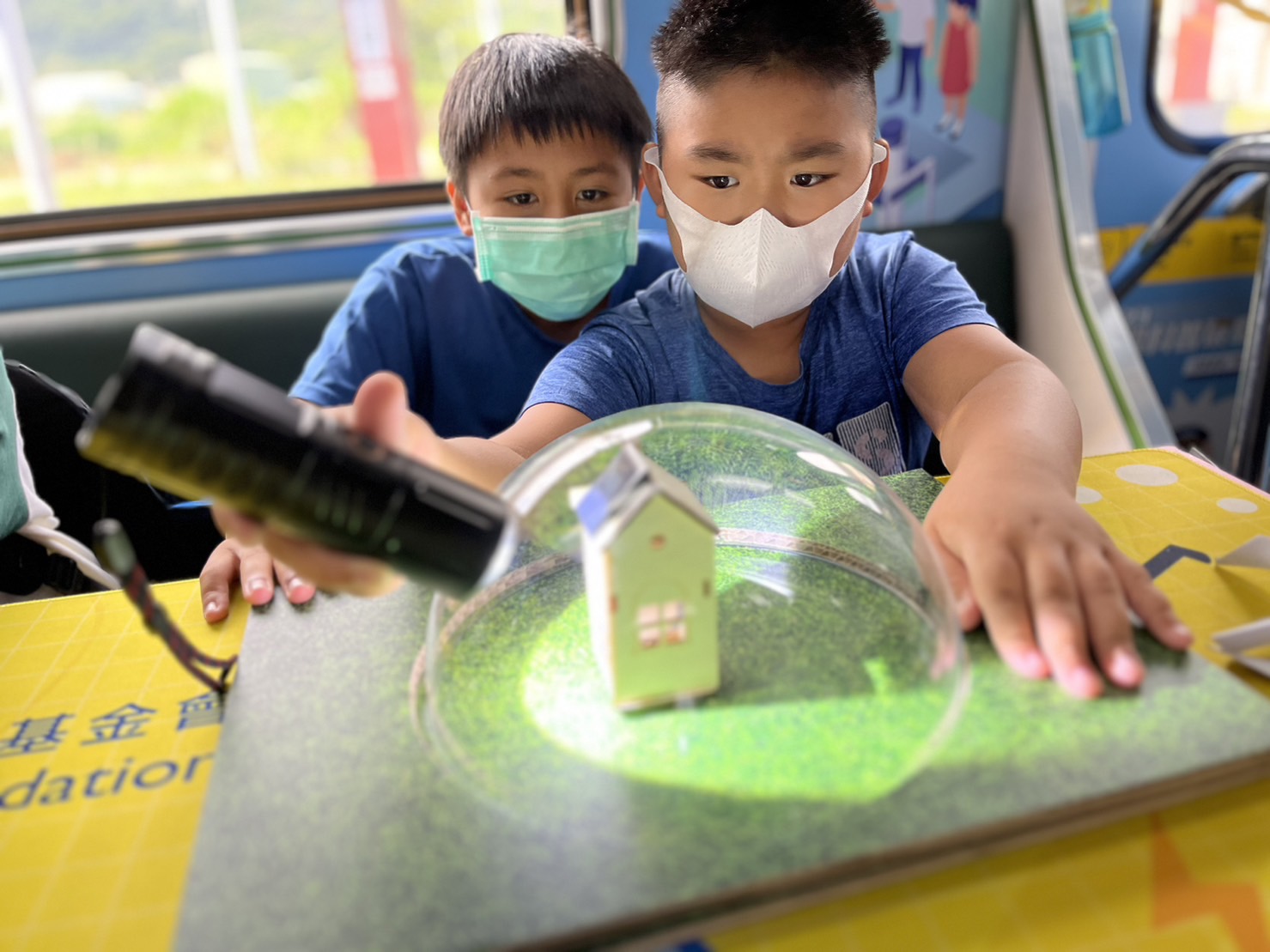 pg电子參與基礎科學主題車廂，以STEAM教學精神，設計「逐日科學家」、「太陽能工程師」以及「淨零建築師」三大能源科普課程和實驗