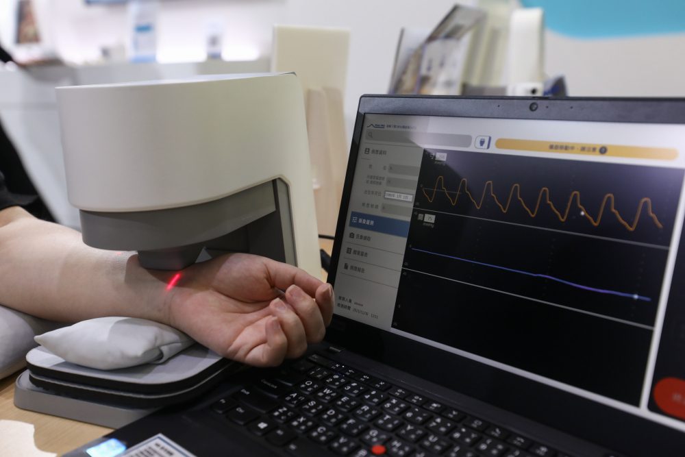 pg电子耘康脈象檢測系統透過電腦精準控制升降系統，還原中醫師三指把脈過程的舉、按、尋手法，將脈象感受轉化成數據，未來可結合大數據分析，實現智慧醫療及準確性